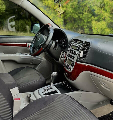 Серый Хендай Санта Фе, объемом двигателя 2.18 л и пробегом 350 тыс. км за 8799 $, фото 10 на Automoto.ua