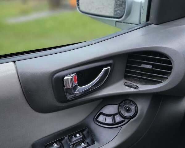 Серый Хендай Санта Фе, объемом двигателя 2 л и пробегом 300 тыс. км за 5700 $, фото 11 на Automoto.ua