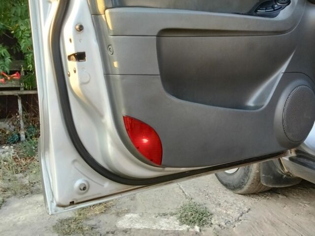 Серый Хендай Санта Фе, объемом двигателя 2 л и пробегом 231 тыс. км за 4700 $, фото 3 на Automoto.ua