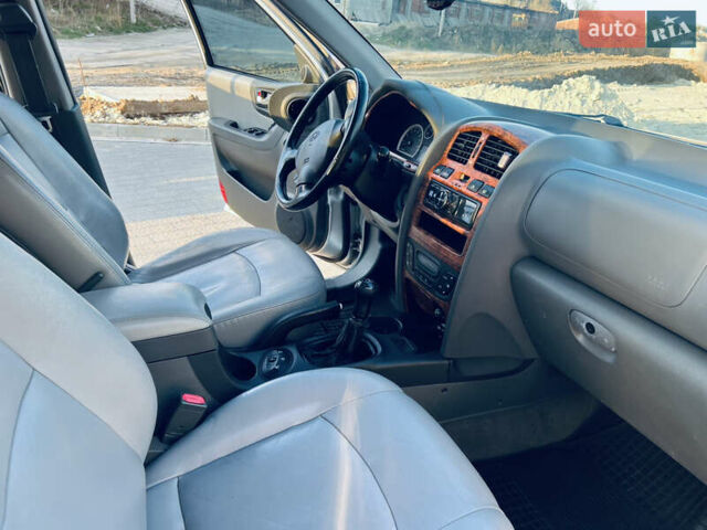 Серый Хендай Санта Фе, объемом двигателя 2.4 л и пробегом 262 тыс. км за 6900 $, фото 19 на Automoto.ua