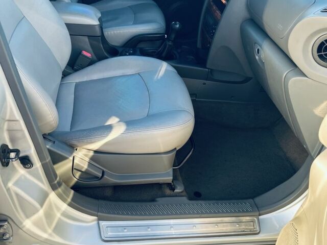 Серый Хендай Санта Фе, объемом двигателя 2.4 л и пробегом 262 тыс. км за 6900 $, фото 4 на Automoto.ua