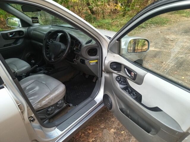 Серый Хендай Санта Фе, объемом двигателя 2 л и пробегом 290 тыс. км за 2650 $, фото 7 на Automoto.ua