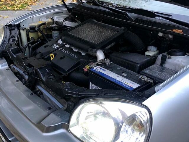 Серый Хендай Санта Фе, объемом двигателя 2 л и пробегом 278 тыс. км за 6850 $, фото 3 на Automoto.ua