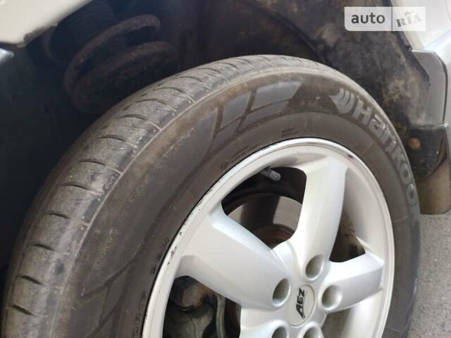 Серый Хендай Санта Фе, объемом двигателя 1.99 л и пробегом 268 тыс. км за 8000 $, фото 4 на Automoto.ua