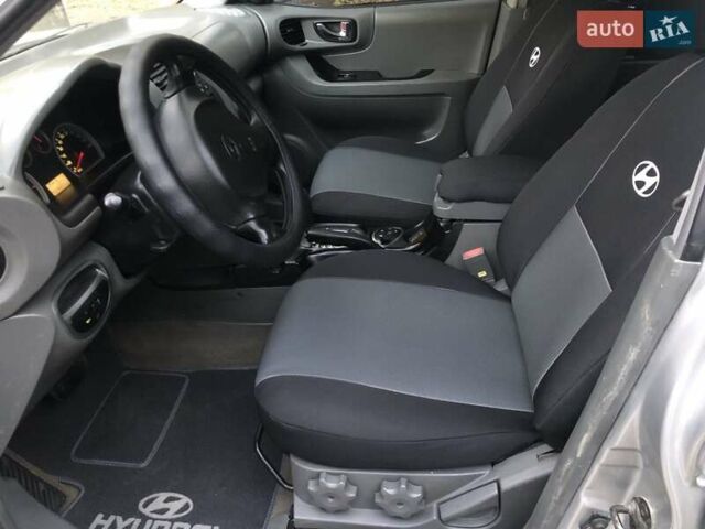 Хендай Санта Фе 2005 в Николаеве на Automoto.ua Серый Хендай Санта Фе, объемом двигателя 1.99 л и пробегом 278 тыс. км за 6850 $, фото 2 на Automoto.ua