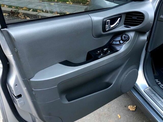 Серый Хендай Санта Фе, объемом двигателя 2 л и пробегом 278 тыс. км за 6850 $, фото 8 на Automoto.ua