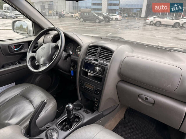 Серый Хендай Санта Фе, объемом двигателя 1.99 л и пробегом 299 тыс. км за 3999 $, фото 14 на Automoto.ua
