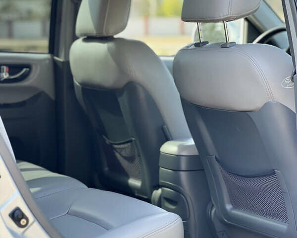 Сірий Хендай Санта Фе, об'ємом двигуна 2.4 л та пробігом 203 тис. км за 5750 $, фото 12 на Automoto.ua