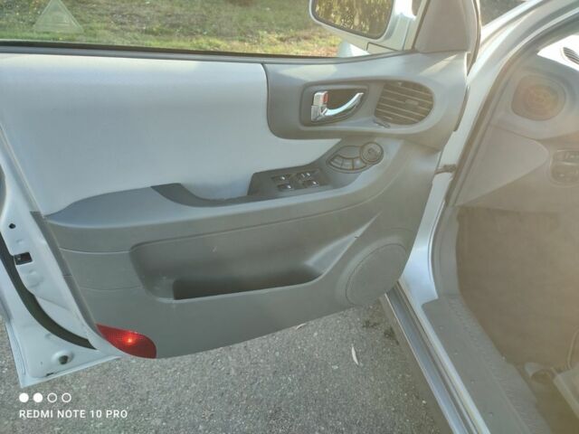 Серый Хендай Санта Фе, объемом двигателя 2 л и пробегом 237 тыс. км за 4200 $, фото 7 на Automoto.ua