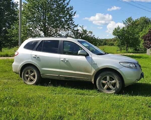 Серый Хендай Санта Фе, объемом двигателя 2.19 л и пробегом 329 тыс. км за 9300 $, фото 1 на Automoto.ua