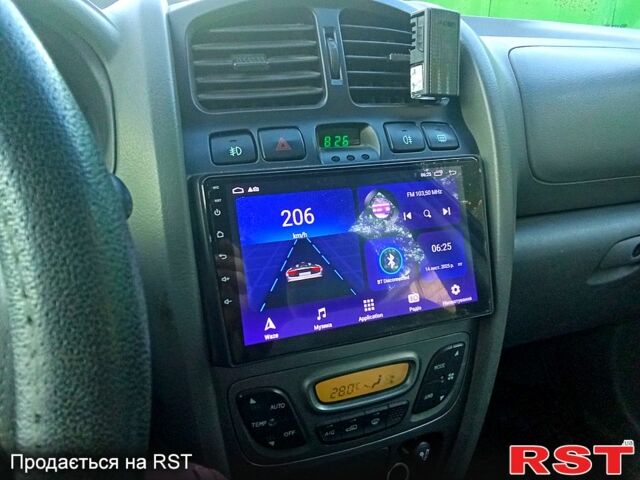 Серый Хендай Санта Фе, объемом двигателя 2 л и пробегом 252 тыс. км за 6000 $, фото 6 на Automoto.ua