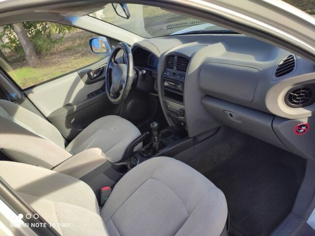 Серый Хендай Санта Фе, объемом двигателя 2 л и пробегом 237 тыс. км за 4200 $, фото 10 на Automoto.ua