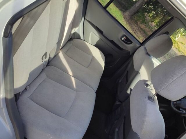 Серый Хендай Санта Фе, объемом двигателя 2 л и пробегом 237 тыс. км за 4200 $, фото 11 на Automoto.ua