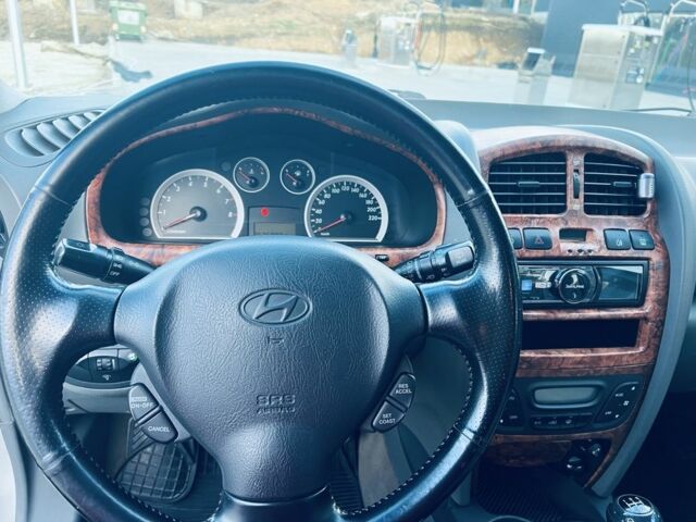 Серый Хендай Санта Фе, объемом двигателя 2.4 л и пробегом 262 тыс. км за 6900 $, фото 5 на Automoto.ua