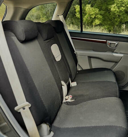 Серый Хендай Санта Фе, объемом двигателя 2.18 л и пробегом 350 тыс. км за 8799 $, фото 9 на Automoto.ua