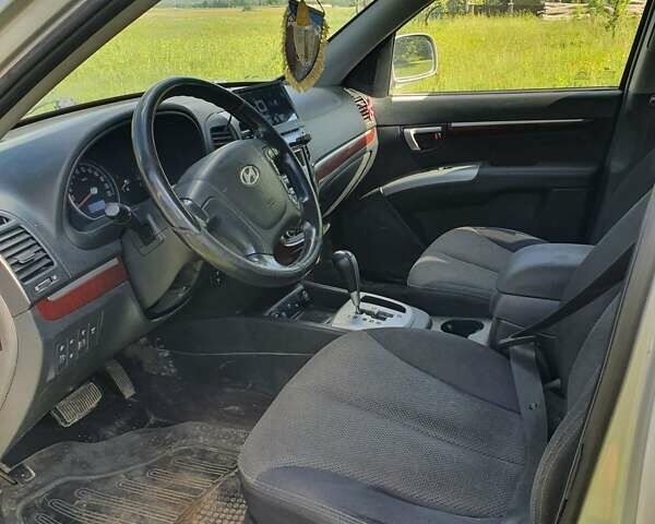 Серый Хендай Санта Фе, объемом двигателя 2.19 л и пробегом 329 тыс. км за 9300 $, фото 4 на Automoto.ua