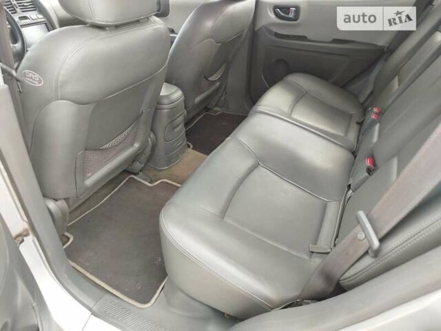 Серый Хендай Санта Фе, объемом двигателя 1.99 л и пробегом 268 тыс. км за 8000 $, фото 7 на Automoto.ua