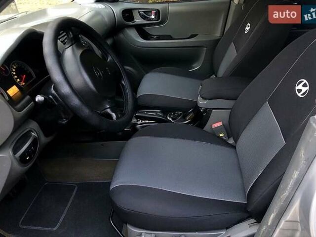 Серый Хендай Санта Фе, объемом двигателя 2 л и пробегом 278 тыс. км за 6850 $, фото 3 на Automoto.ua