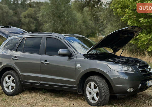 Серый Хендай Санта Фе, объемом двигателя 2.18 л и пробегом 350 тыс. км за 8799 $, фото 13 на Automoto.ua