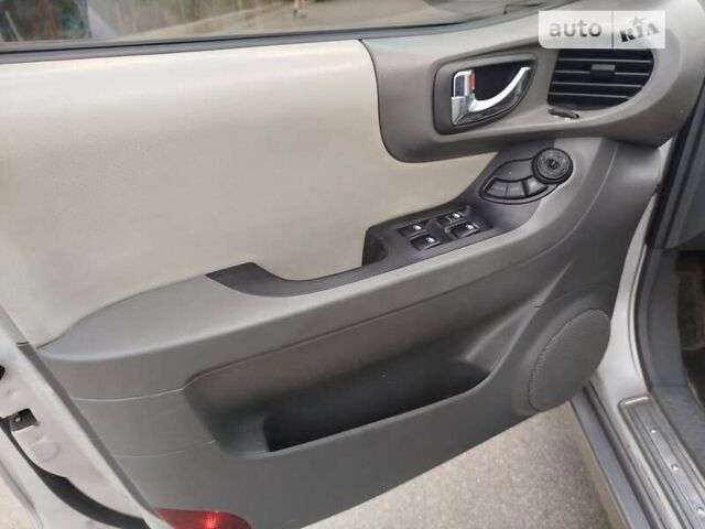 Серый Хендай Санта Фе, объемом двигателя 1.99 л и пробегом 268 тыс. км за 8000 $, фото 8 на Automoto.ua