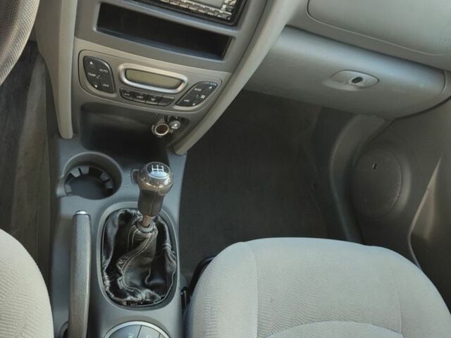 Сірий Хендай Санта Фе, об'ємом двигуна 2 л та пробігом 235 тис. км за 4099 $, фото 6 на Automoto.ua