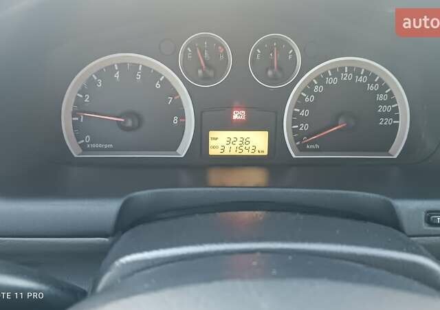Серый Хендай Санта Фе, объемом двигателя 2 л и пробегом 311 тыс. км за 5700 $, фото 21 на Automoto.ua