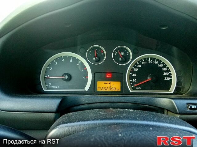 Серый Хендай Санта Фе, объемом двигателя 2 л и пробегом 252 тыс. км за 6000 $, фото 7 на Automoto.ua