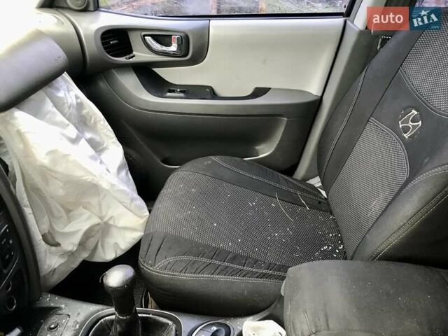 Серый Хендай Санта Фе, объемом двигателя 2 л и пробегом 170 тыс. км за 2500 $, фото 12 на Automoto.ua