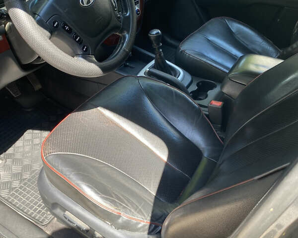 Серый Хендай Санта Фе, объемом двигателя 2.7 л и пробегом 215 тыс. км за 9700 $, фото 4 на Automoto.ua