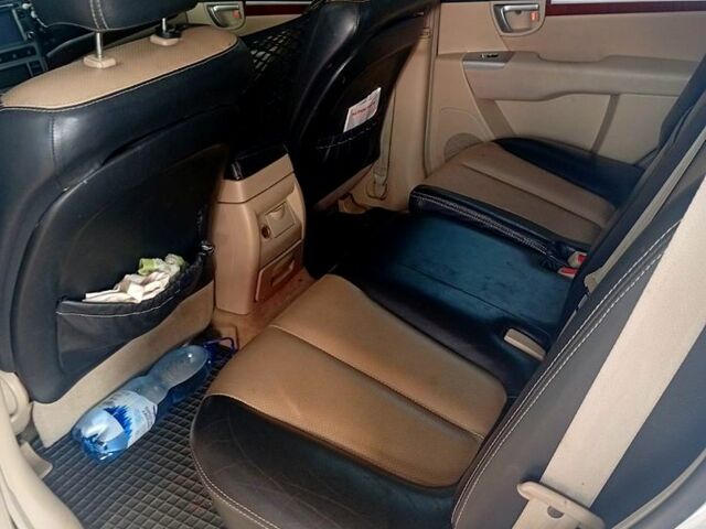 Серый Хендай Санта Фе, объемом двигателя 2.7 л и пробегом 320 тыс. км за 8200 $, фото 3 на Automoto.ua