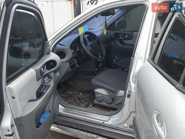 Серый Хендай Санта Фе, объемом двигателя 2 л и пробегом 200 тыс. км за 7650 $, фото 7 на Automoto.ua