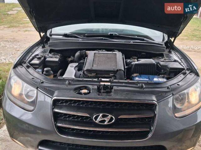 Серый Хендай Санта Фе, объемом двигателя 2.19 л и пробегом 296 тыс. км за 9700 $, фото 4 на Automoto.ua