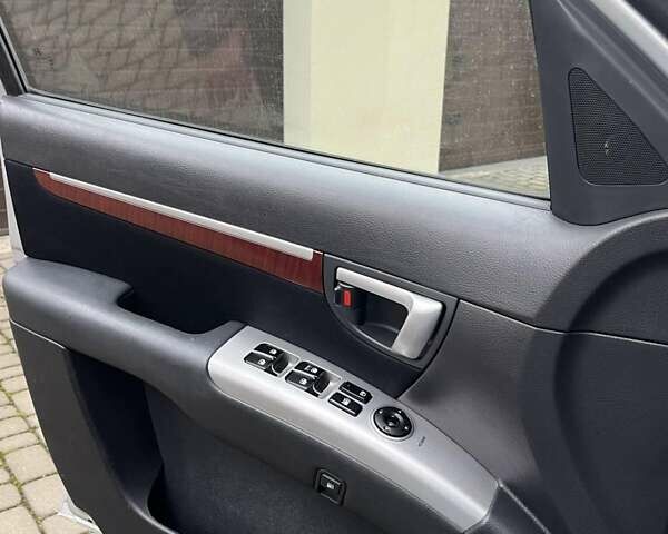 Серый Хендай Санта Фе, объемом двигателя 2.19 л и пробегом 285 тыс. км за 8700 $, фото 17 на Automoto.ua