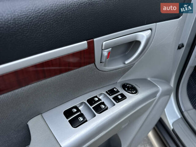 Сірий Хендай Санта Фе, об'ємом двигуна 2.7 л та пробігом 167 тис. км за 7850 $, фото 61 на Automoto.ua