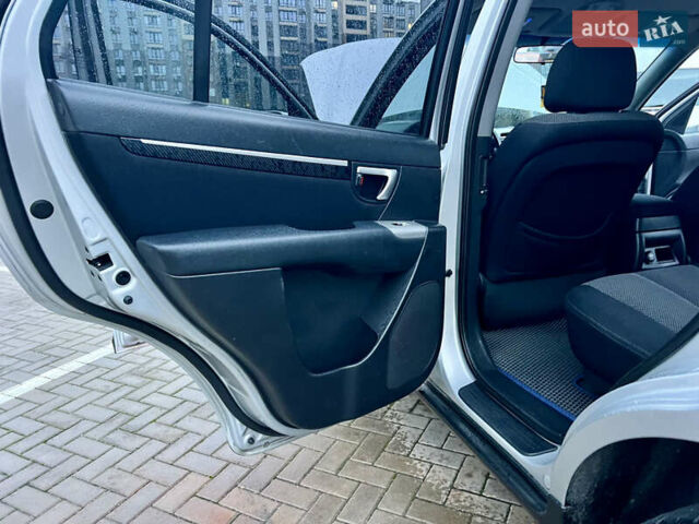 Серый Хендай Санта Фе, объемом двигателя 2.19 л и пробегом 260 тыс. км за 8950 $, фото 34 на Automoto.ua