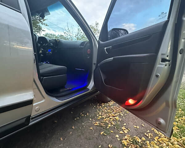 Серый Хендай Санта Фе, объемом двигателя 2.2 л и пробегом 340 тыс. км за 8300 $, фото 14 на Automoto.ua