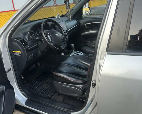 Серый Хендай Санта Фе, объемом двигателя 2.7 л и пробегом 198 тыс. км за 10800 $, фото 4 на Automoto.ua