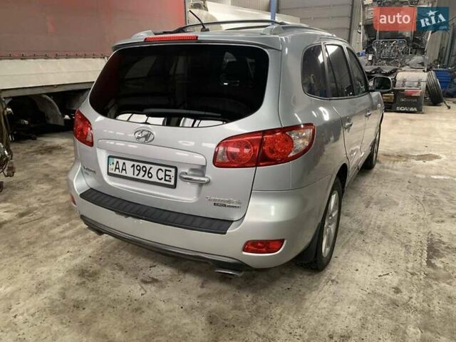 Серый Хендай Санта Фе, объемом двигателя 2.2 л и пробегом 386 тыс. км за 10000 $, фото 4 на Automoto.ua
