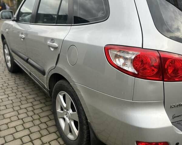 Серый Хендай Санта Фе, объемом двигателя 2.19 л и пробегом 285 тыс. км за 8700 $, фото 7 на Automoto.ua