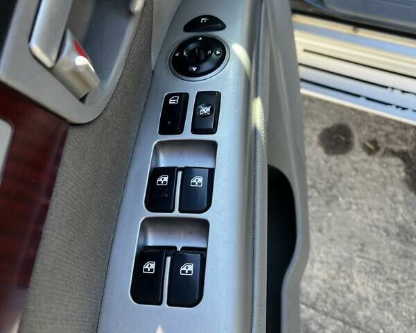 Серый Хендай Санта Фе, объемом двигателя 2.19 л и пробегом 325 тыс. км за 8250 $, фото 15 на Automoto.ua