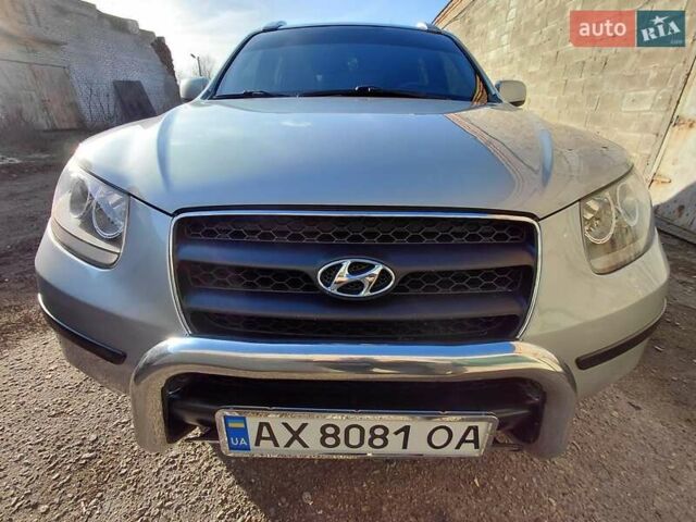 Серый Хендай Санта Фе, объемом двигателя 2.19 л и пробегом 215 тыс. км за 10500 $, фото 3 на Automoto.ua