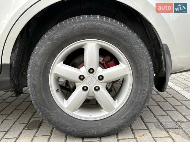 Серый Хендай Санта Фе, объемом двигателя 2.19 л и пробегом 276 тыс. км за 8550 $, фото 74 на Automoto.ua