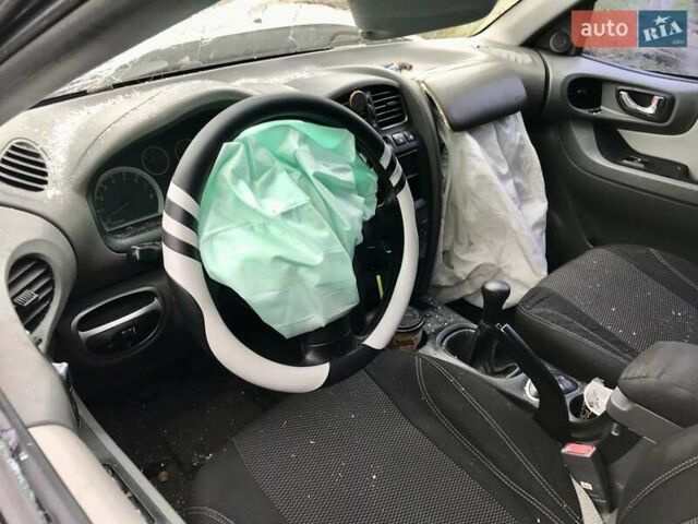 Серый Хендай Санта Фе, объемом двигателя 2 л и пробегом 170 тыс. км за 2500 $, фото 7 на Automoto.ua