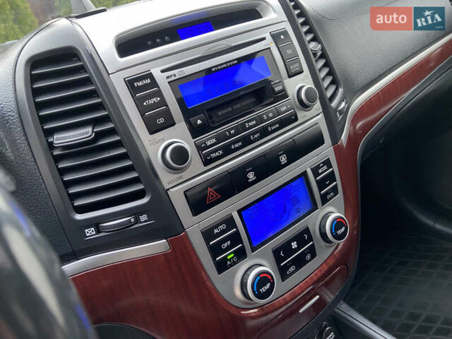 Сірий Хендай Санта Фе, об'ємом двигуна 2.19 л та пробігом 189 тис. км за 7950 $, фото 44 на Automoto.ua