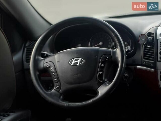 Серый Хендай Санта Фе, объемом двигателя 2.19 л и пробегом 225 тыс. км за 9500 $, фото 9 на Automoto.ua