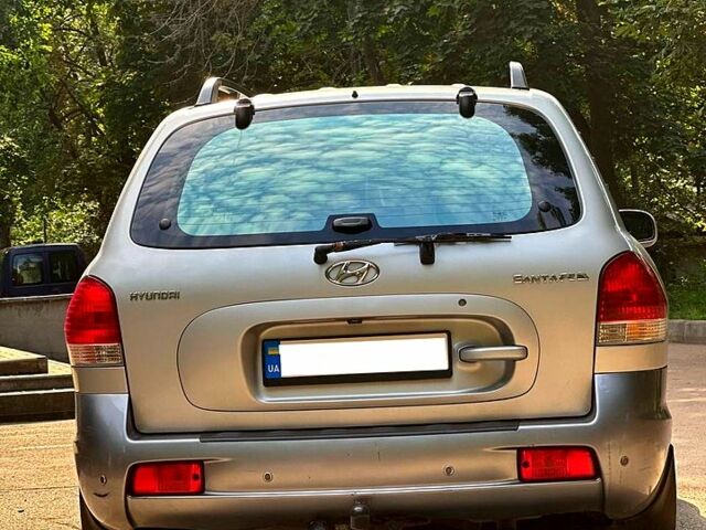 Серый Хендай Санта Фе, объемом двигателя 2 л и пробегом 132 тыс. км за 6700 $, фото 3 на Automoto.ua