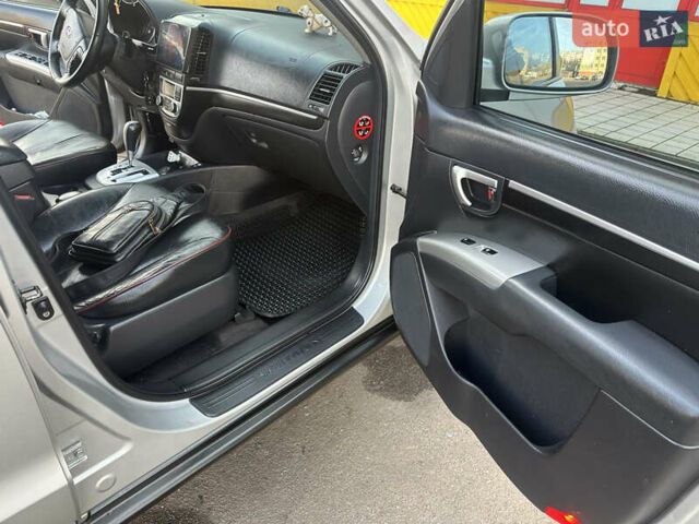 Серый Хендай Санта Фе, объемом двигателя 2.7 л и пробегом 198 тыс. км за 10800 $, фото 19 на Automoto.ua