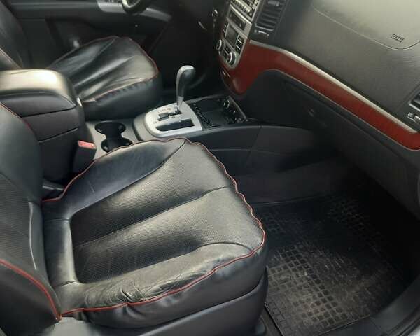 Серый Хендай Санта Фе, объемом двигателя 2.19 л и пробегом 225 тыс. км за 9500 $, фото 7 на Automoto.ua