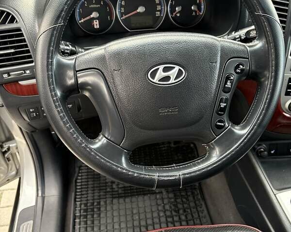 Серый Хендай Санта Фе, объемом двигателя 2.19 л и пробегом 276 тыс. км за 8550 $, фото 66 на Automoto.ua