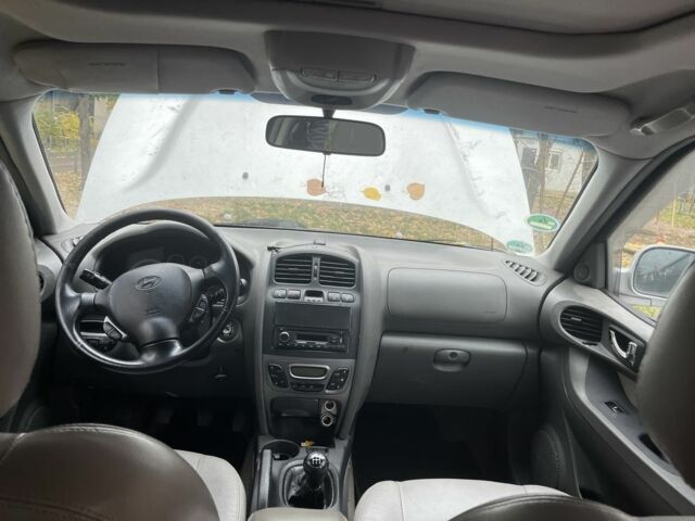 Серый Хендай Санта Фе, объемом двигателя 2.4 л и пробегом 200 тыс. км за 2500 $, фото 5 на Automoto.ua